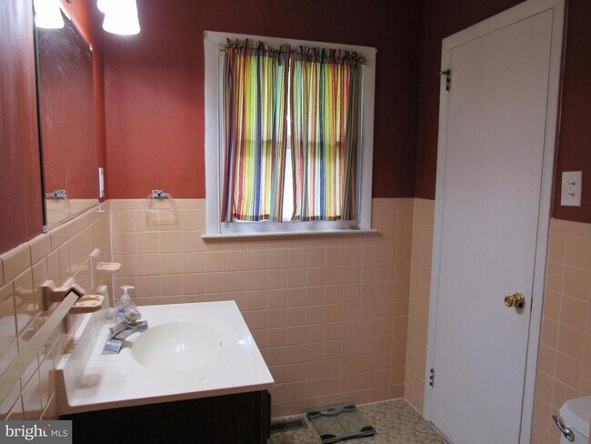 Building Photo - 611 Apple Rd