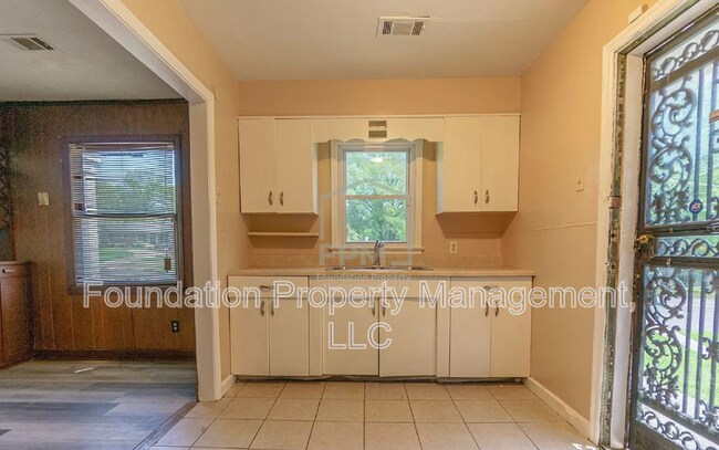 Building Photo - 2061 Pendleton St