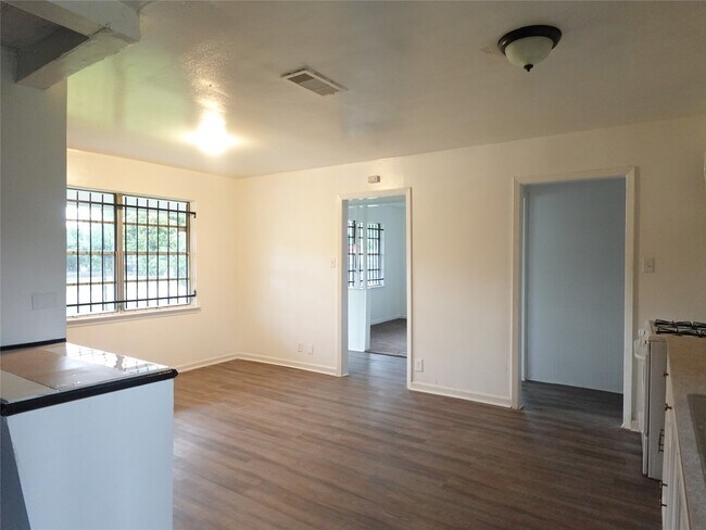 Building Photo - 8022 Woodlyn Rd
