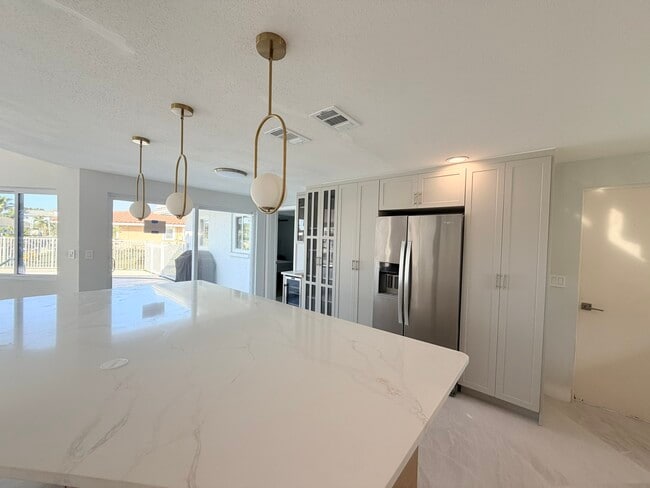 Building Photo - 537 Outrigger Ln