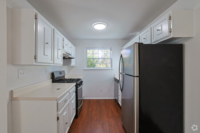 2BR, 1BA - 782SF - Kitchen - Lamplight Village Apartments