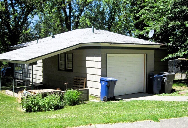 Foto del edificio - 3 Bed, 1 Bath House in Downtown Coeur d'Alene