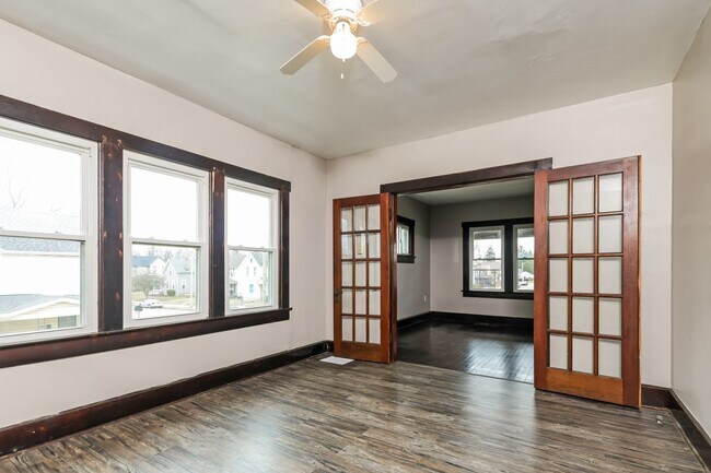 Foto del edificio - 327-329-329 N Shaffer St