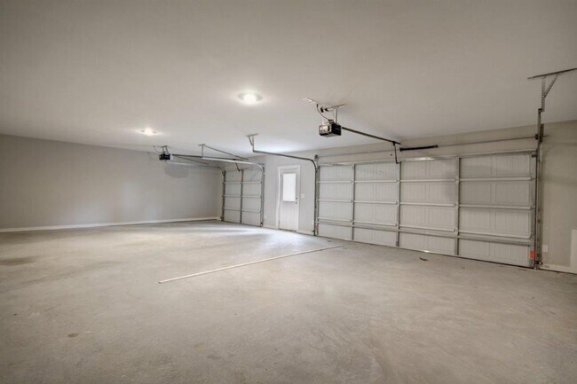 Building Photo - 3709 Centerview Dr