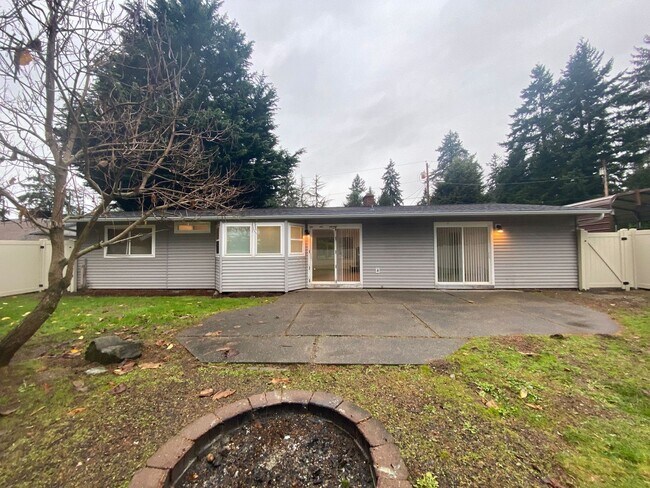 Building Photo - 4Bed/ 2Bath House in Kent with a spacious ...