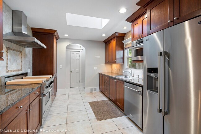 Building Photo - 541 Cypress Dr