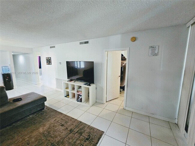 Foto del edificio - 8429 Forest Hills Dr