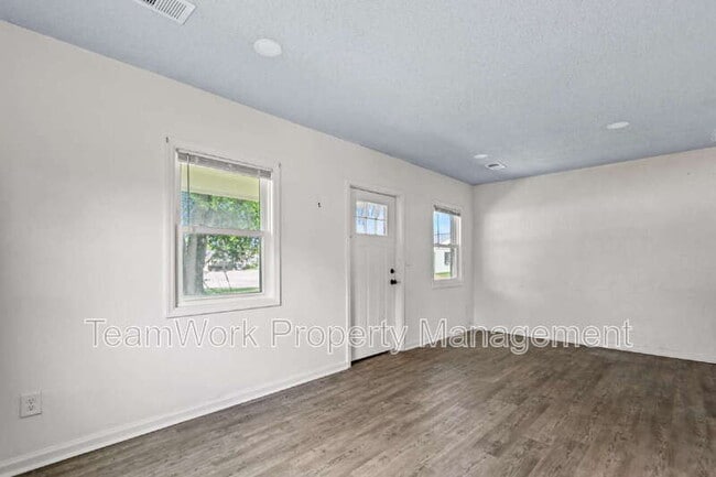 Building Photo - 3101 Azalea Dr