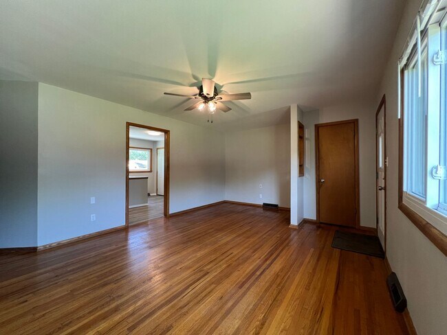 Foto del edificio - Newly Remodeled 3 Bed 1 Bath Home in Derby!!