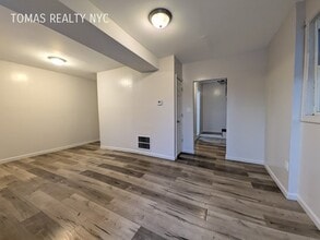 Building Photo - 28 Vineyard Ave