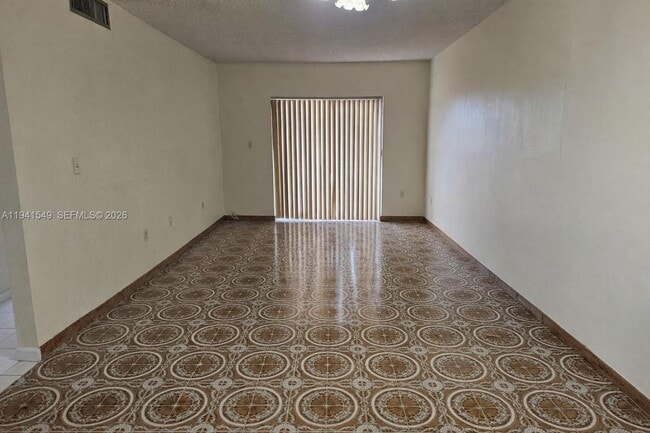 Foto del edificio - 8990 SW 24th St