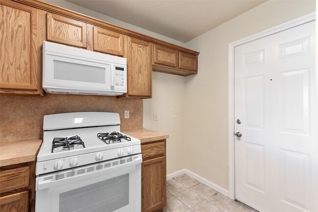 Building Photo - 10241 Azalea Village Dr