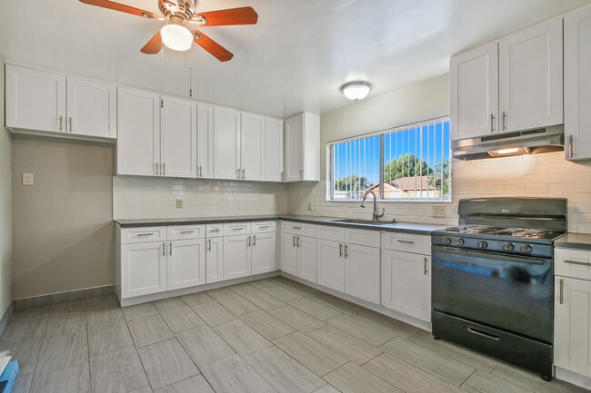 Building Photo - 15464 Moorpark St