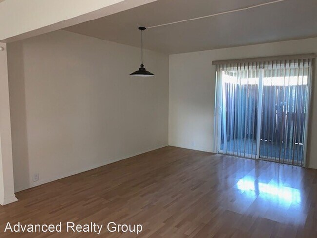 Building Photo - 2 br, 2.5 bath House - 578 Tam O Shanter