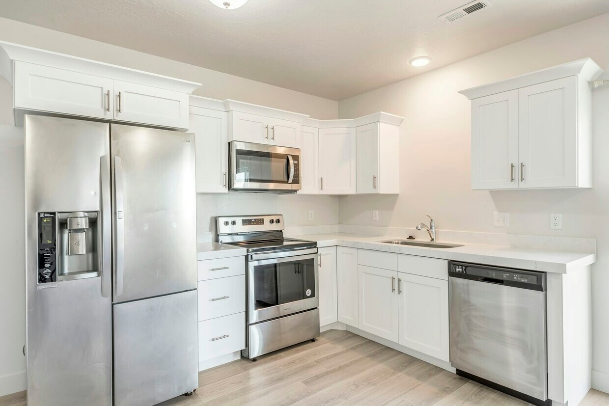 Foto principal - 4763 Silver Ridge Rd