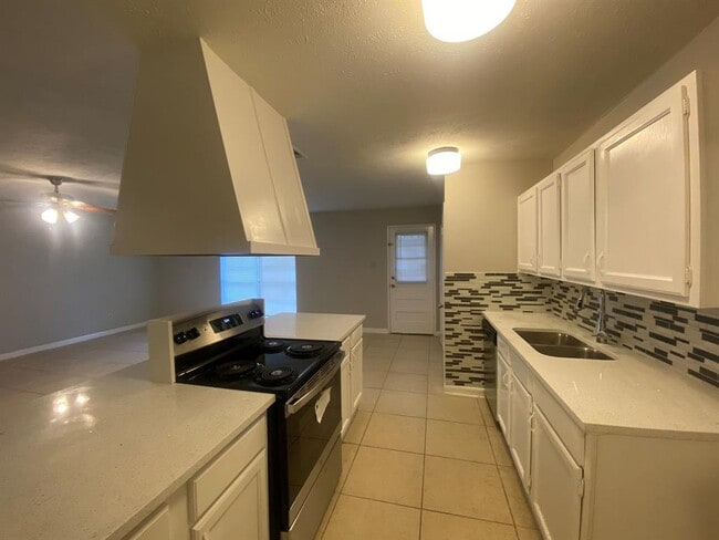 Building Photo - 14511 Flair Dr