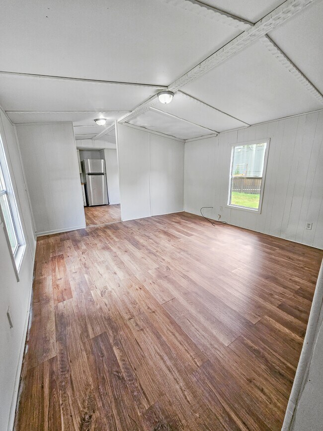 Foto del edificio - 412 McElhaney Rd