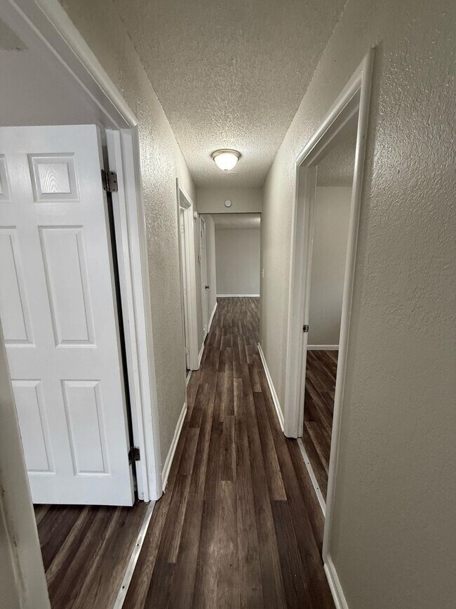 Building Photo - 5 Bedroom
