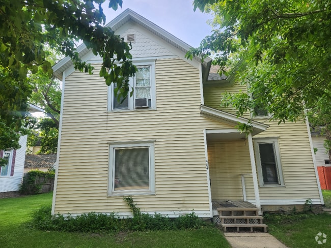 Building Photo - 404 5th Pl NW
