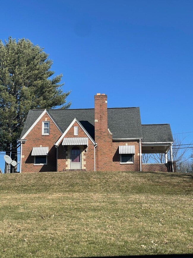 Foto del edificio - Fairlawn, 4 BR / 2 BA, Available March 15th
