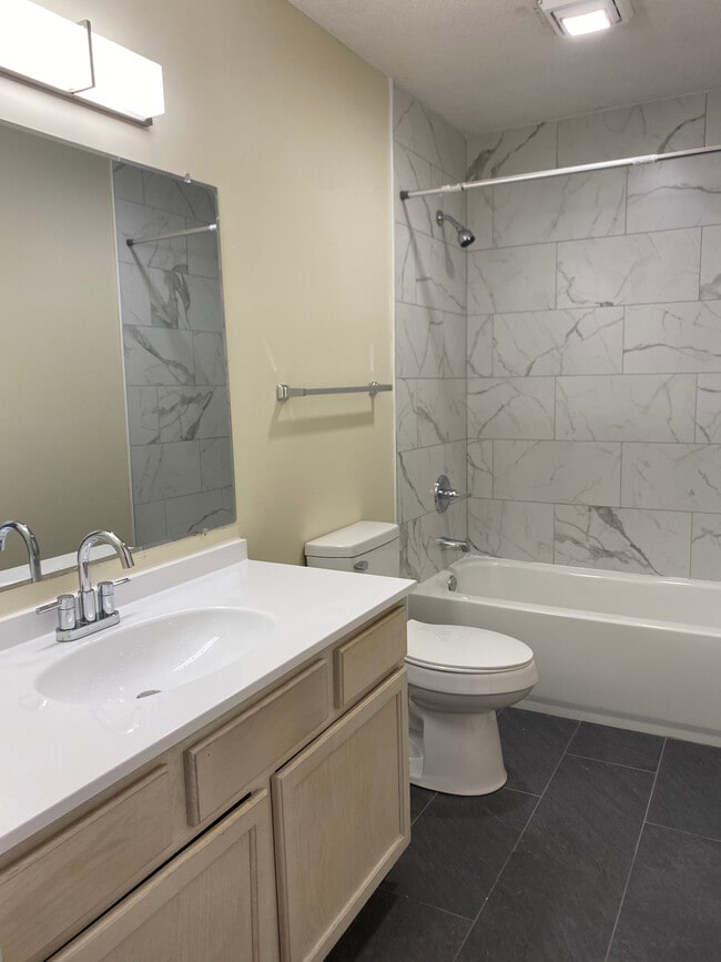 Building Photo - 750 Woodbriar Trl