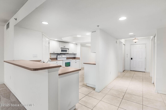 Building Photo - 7048 Sevilla Ct