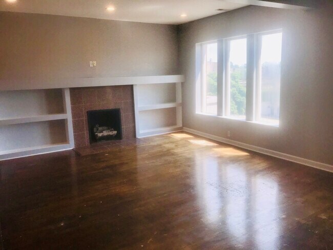 Building Photo - 5928 S Prairie Ave