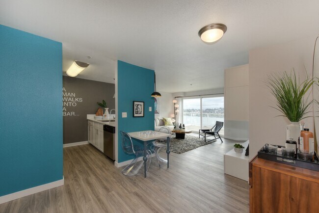 Cocina y vista de la sala de estar - The Summit at Lake Union