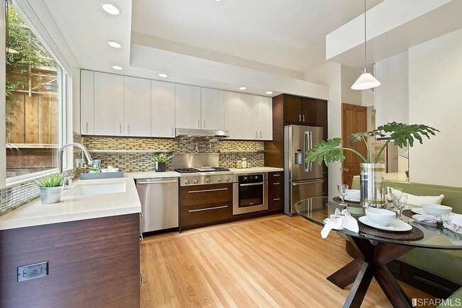 Building Photo - 450 Fair Oaks St