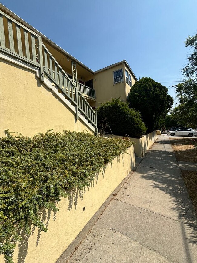 Building Photo - Sunset Drive, 4363-4377