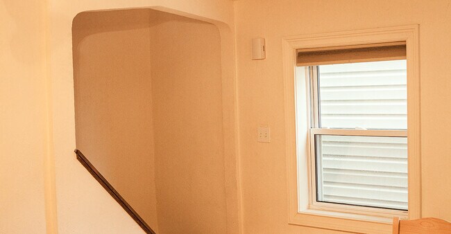 Building Photo - Southside 3 bed / 3 full bathrooms!  Centr...