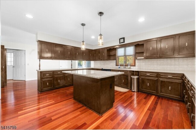 Foto del edificio - 300 Old York Rd