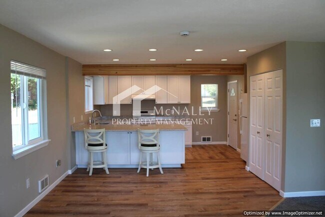 Foto del edificio - View 2-Bedroom Upper-Level Unit in Gig Harbor