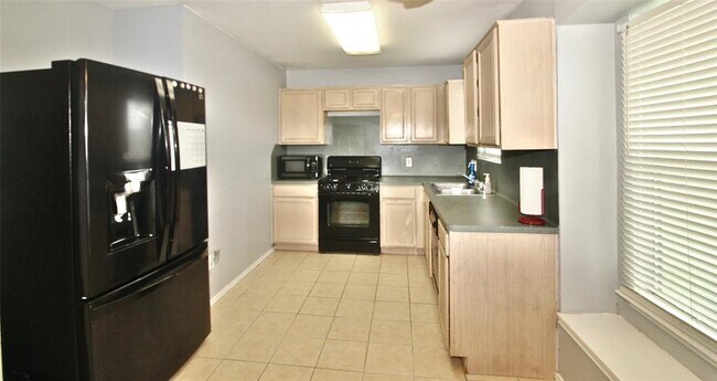 Building Photo - 1804 Elm Shadow Dr