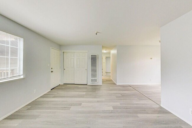 Building Photo - Quiet Oasis, 3bd/1ba Apartment Home Availa...