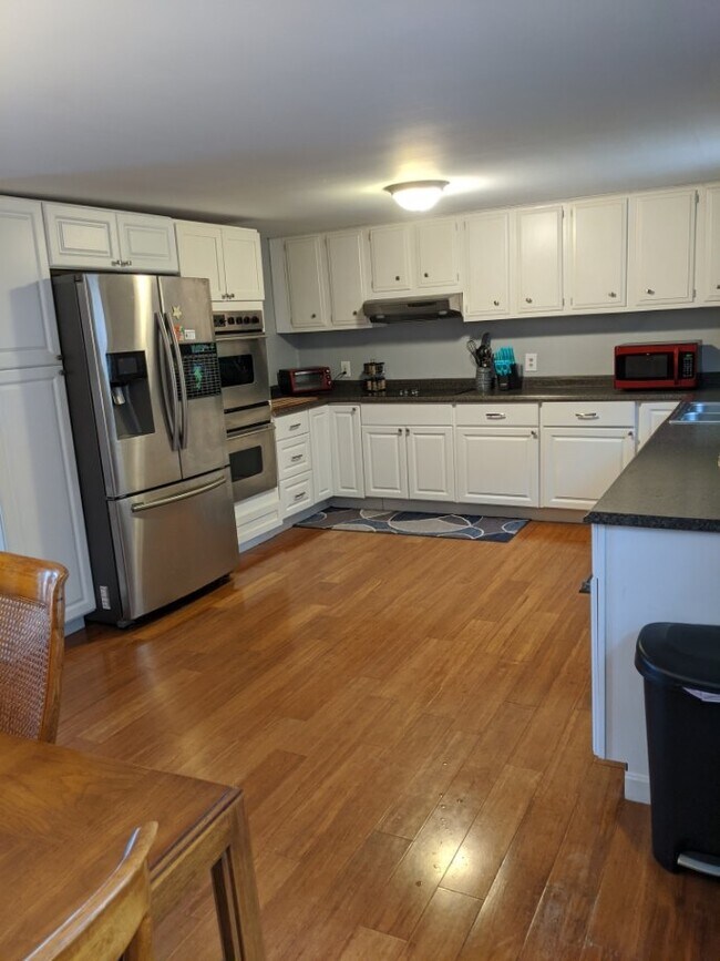 Building Photo - 553 6th St