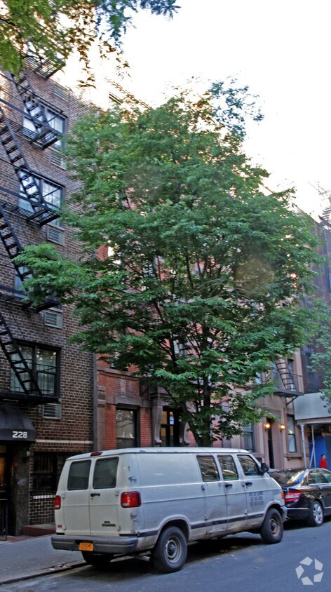Building Photo - 226 E 81st St