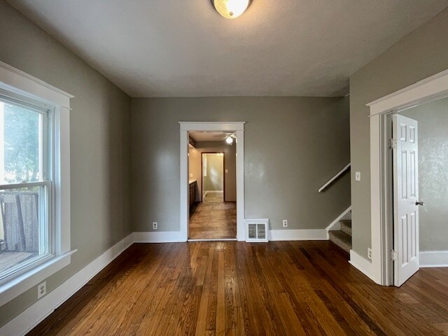 Foto del edificio - 330 W 6th St