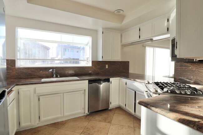 Building Photo - Beautifully updated 2-bedroom 2.5-bathroom...