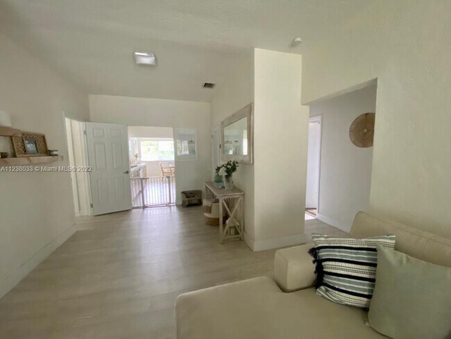 Foto del edificio - 2311 SW 22nd Ter