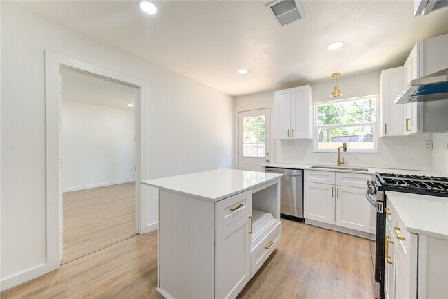 Building Photo - 6725 Madrid St