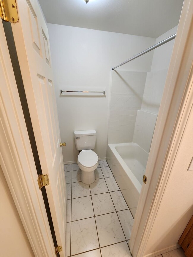Foto del edificio - Spacious 3-Bed Duplex Retreat in Tacoma: 1...