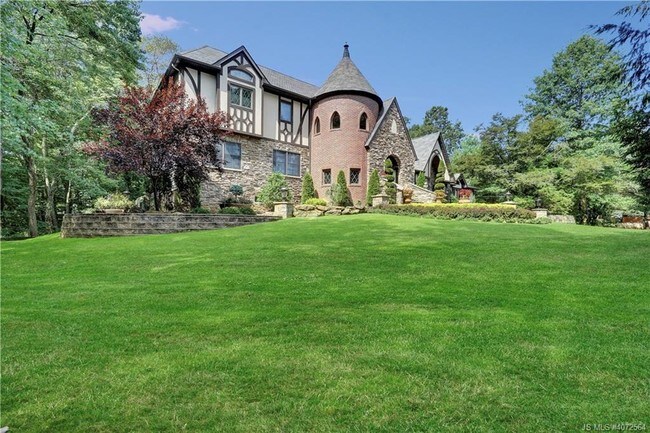 Foto del edificio - 161 River Rd