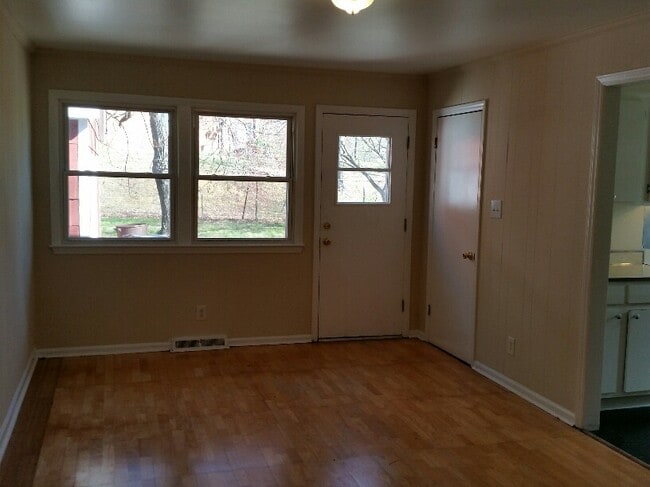Building Photo - 802 W Meadowview Rd
