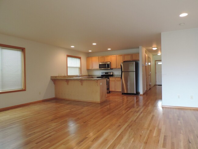 Building Photo - Pet Friendly 3 Bdrm Townhouse with Lock-of...