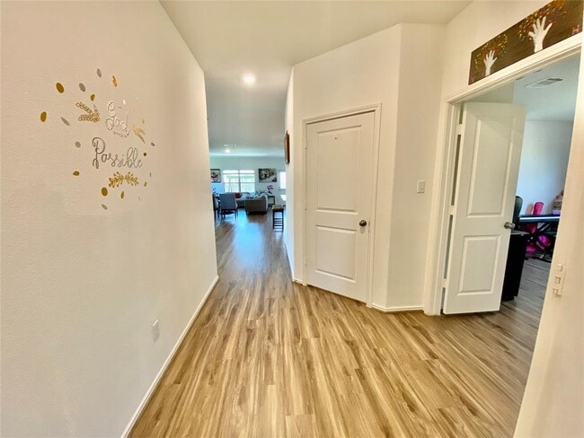 Building Photo - 104 COSMOS LN