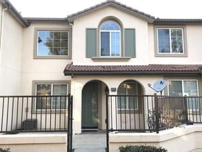 Building Photo - 2015 E Harvard Privado