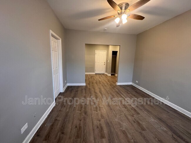 Foto del edificio - 5647 W Washington Blvd