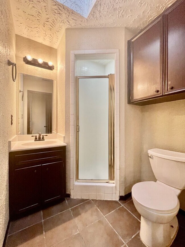 Building Photo - Gorgeous Condo, 2 balconies, 2 bathrooms, ...