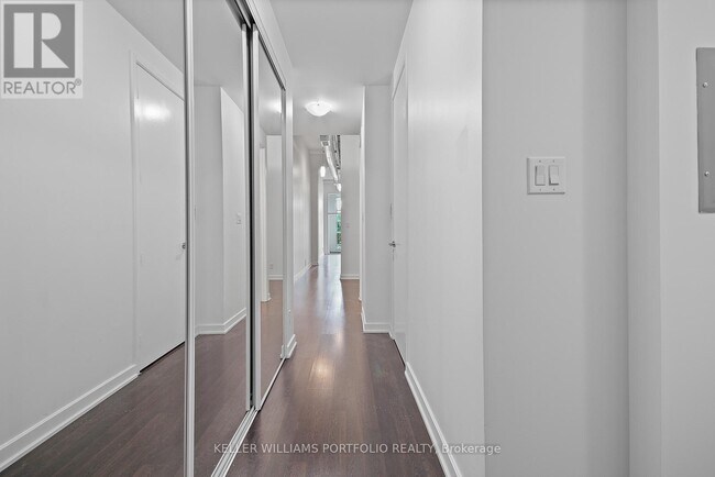 Photo du bâtiment - 380-380 Macpherson Ave